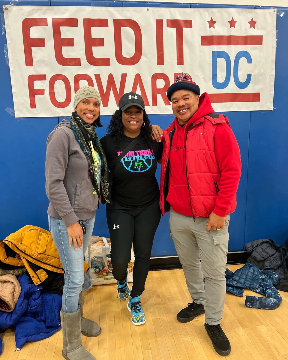 TeamCHAOS_Bball's tweet image. Thanks &amp;amp; Giving! @stefondiggs donated over 600 turkeys in collaboration w/ #Feeditforward @redgrantlaughs It was gr8 to #volunteer putting 🦃 &amp;amp; all the trimmings together for families in the city. #Thanksgiving @TeamThrill_Gbb