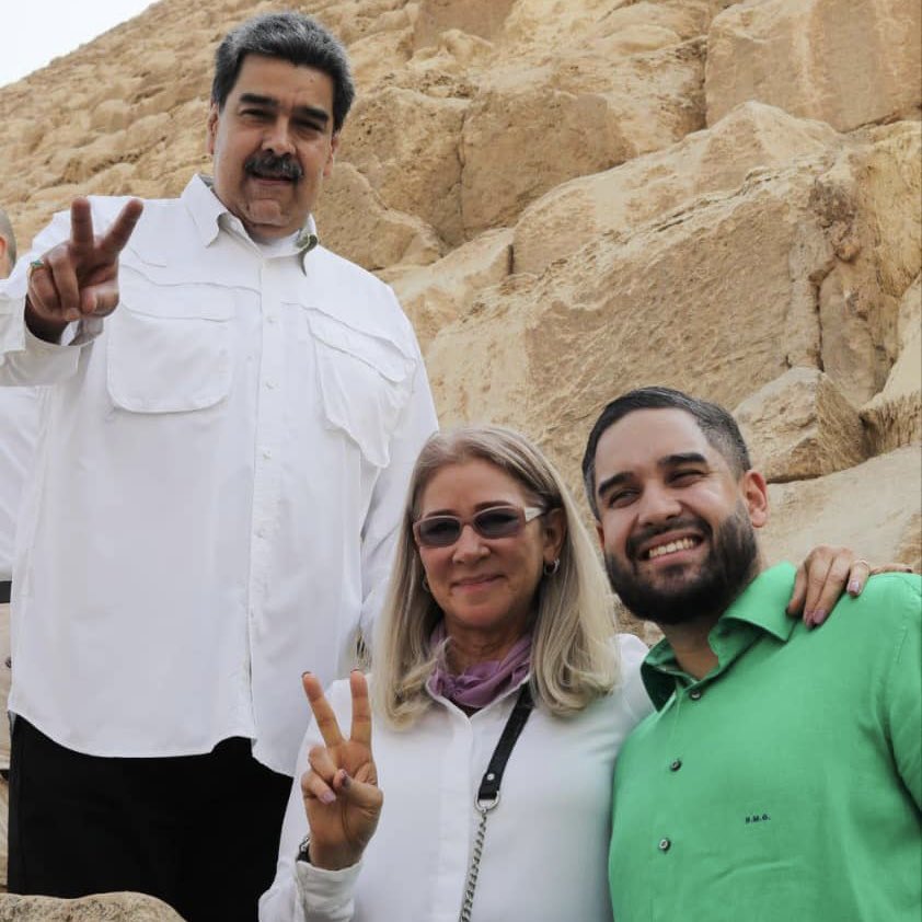 Tengo sobradas razones para agradecer la vida de quien me ama, me guía y cuida desde antes de llegar al mundo; pero sobre todo tengo la dicha de compartir con mi patria el orgullo de tenerte como líder, integro, leal y amoroso. ¡Felices 60 papá! ¡Feliz Cumpleaños Presidente!