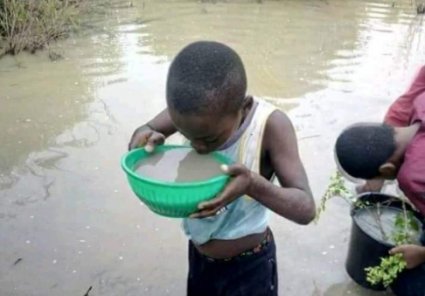 Sylvia_kavisi's tweet photo. Why should a child like this be seen consuming the dirty water???. The government should make efforts and ensure that everyone in this country is able to access clean water regardless of their status #cleanwaterforall https://t.co/MHiAYQs1se