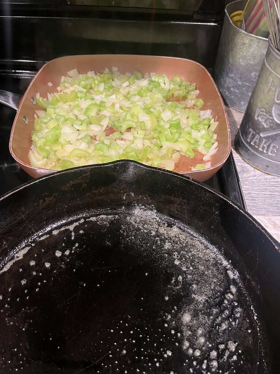_sincerelymeek_'s tweet photo. @TamarBraxtonHer Started prepping the dressing Monday!! https://t.co/PeyOt5w0CY