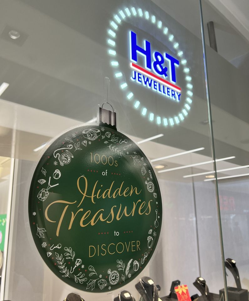 Christmas has officially arrived at @HTPawnbrokers 🎄🎅 

Head in-store today to find a unique gift for someone special 🎁💝