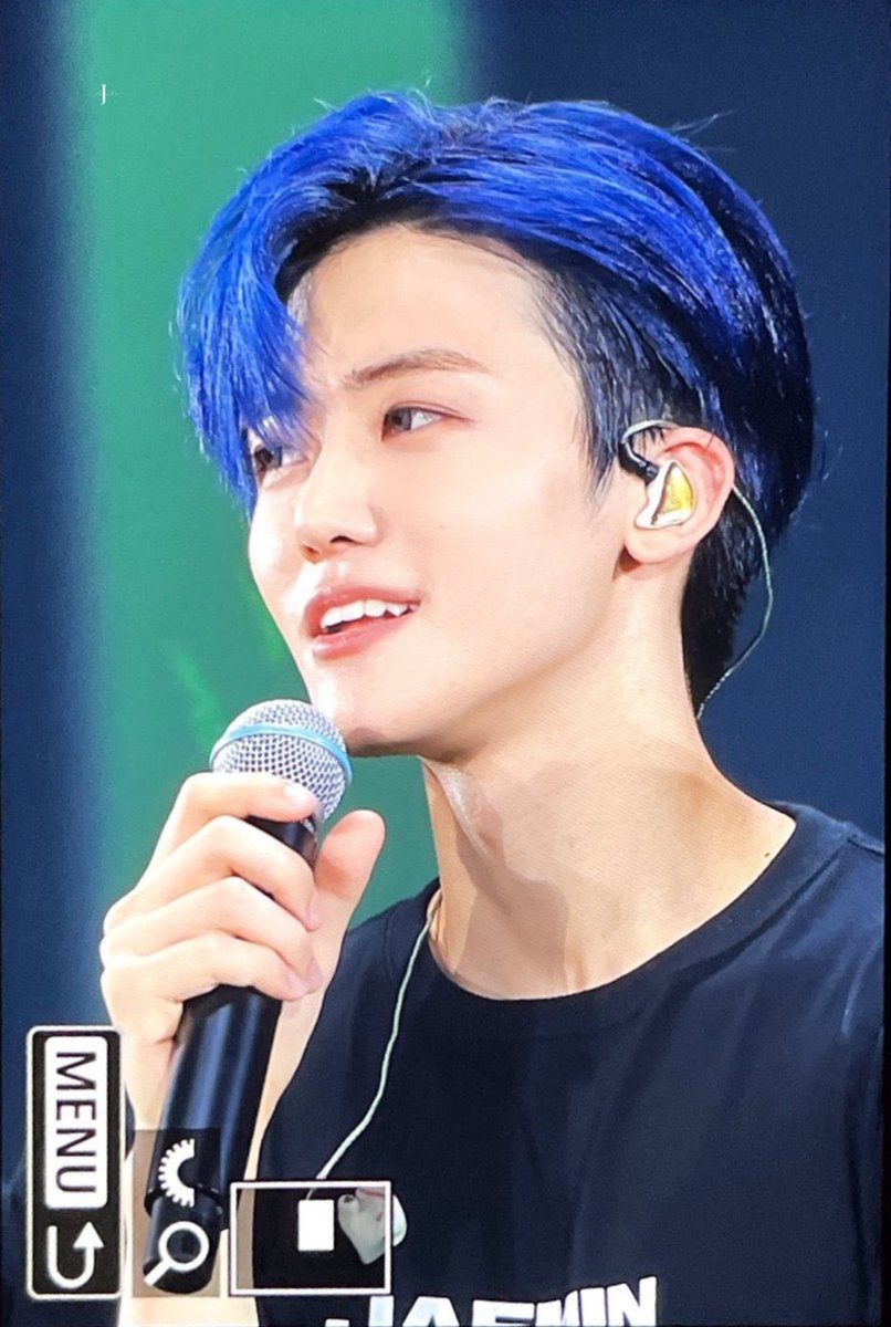 njmhae's tweet photo. dark blue hair jaemin is actually one of the best things to ever happen https://t.co/sLeUUhNQOX