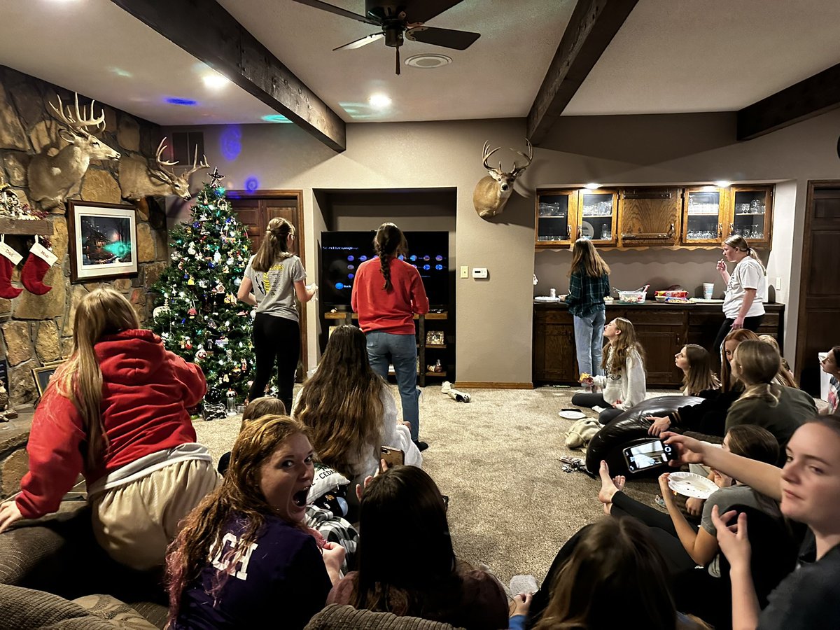 LadyJacketBask1's tweet photo. Team get together with the Wii!  Love watching these kids coming together. #TogetherEveryoneAchievesMore https://t.co/rlrhaoHg4D