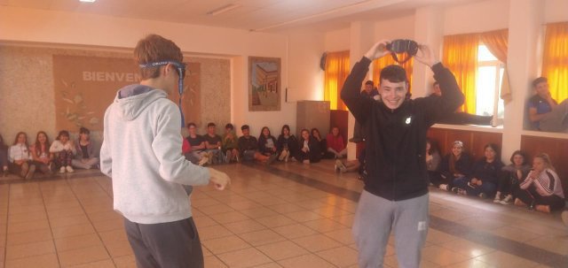 ComunadeBigand's tweet photo. CAPACITAMOS SOBRE EDUACIÓN VIAL
La charla fue con alumnos/as de la E.E.S.O. N°215. Fue dictada por personal de la APSV y se basó en la importancia del uso del casco y las medidas de protección. Además, las y los jóvenes participaron de una actividad con lentes de visión etílica https://t.co/ZMYOzIhI37