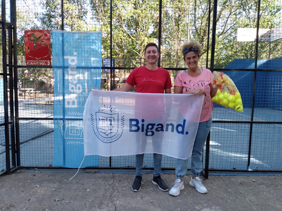 ComunadeBigand's tweet photo. SEGUIMOS APOYANDO A LOS CLUBES DE BIGAND 
En esta oportunidad se entregaron aportes a la subcomisión de Padel de I.F.C. para la compra de materiales deportivos y auspiciamos el Torneo de bochas Aniversario Sporting y "Homenaje a Oscar Pozutto", un destacado deportista bigandense https://t.co/f6mAPS827T