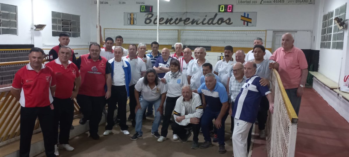 ComunadeBigand's tweet photo. SEGUIMOS APOYANDO A LOS CLUBES DE BIGAND 
En esta oportunidad se entregaron aportes a la subcomisión de Padel de I.F.C. para la compra de materiales deportivos y auspiciamos el Torneo de bochas Aniversario Sporting y "Homenaje a Oscar Pozutto", un destacado deportista bigandense https://t.co/f6mAPS827T