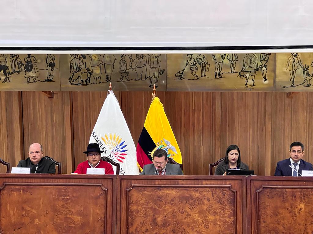 Sesión N.24 || <a href="/PepeChimbo/">José Chimbo</a> Presidente del <a href="/ComiteDeEticaAN/">Comité Etica de la Asamblea Ecuador</a>, instala la sesión para avocar conocimiento la denuncia presentada por el As. <a href="/brunosegovia/">Bruno Segovia</a>  en contra de la As. <a href="/esperanzalloria/">Esperanza Llori Abarca</a> 
<a href="/AsambleaEcuador/">Asamblea Nacional</a> 
<a href="/LaRadioAsamblea/">La Radio Asamblea</a>