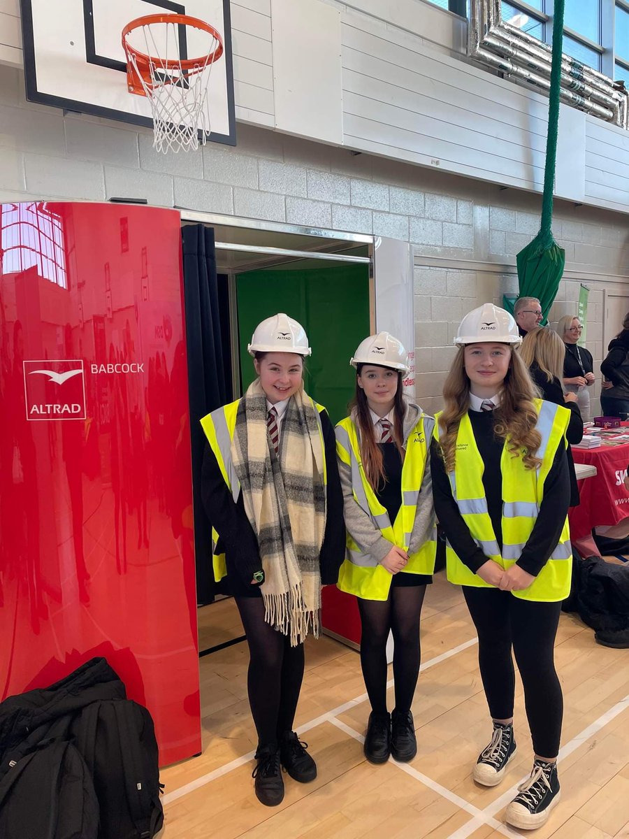 VoL_Academy's tweet photo. S3 pupils had a fantastic time attending STEM WEST '22. Organised by @DYWWEST - the event gave pupils the the opportunity to interact with over 35 employers and further education providers about future careers! Massive thank you to Miss Glendinning for organising! #stemwest22 | https://t.co/RcqMCWcw2E
