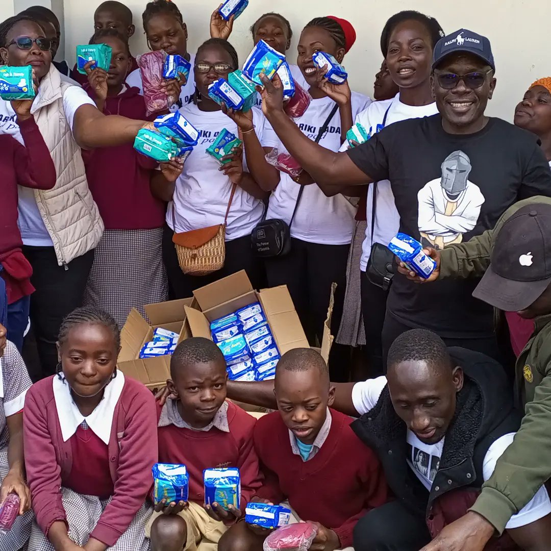 KibraSocietal's tweet photo. Just a start @KibraSocietal giving back to the community @TOIPRIMARYSCHOOL  "MAKE A GAL CHILD SMILE " https://t.co/39p5ttYvwX