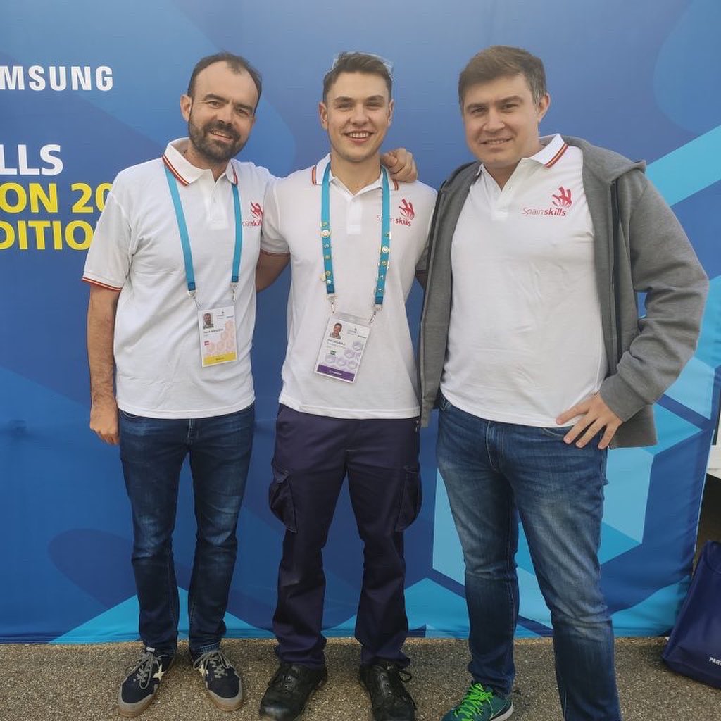 Guindavols's tweet photo. #worldskills
Ja ha tornat El Pol Dalmau Artigas, de l’Institut Guindàvols, que ha competit en els Worldskills Special Edition a Larh (Alemanya) en l’ #skill15 - Lampisteria i calefacció.
🔗 Per més informació podeu visitar:
https://t.co/DVXI9rUWee
https://t.co/lqFLRr3opo https://t.co/BYavSbbZiG