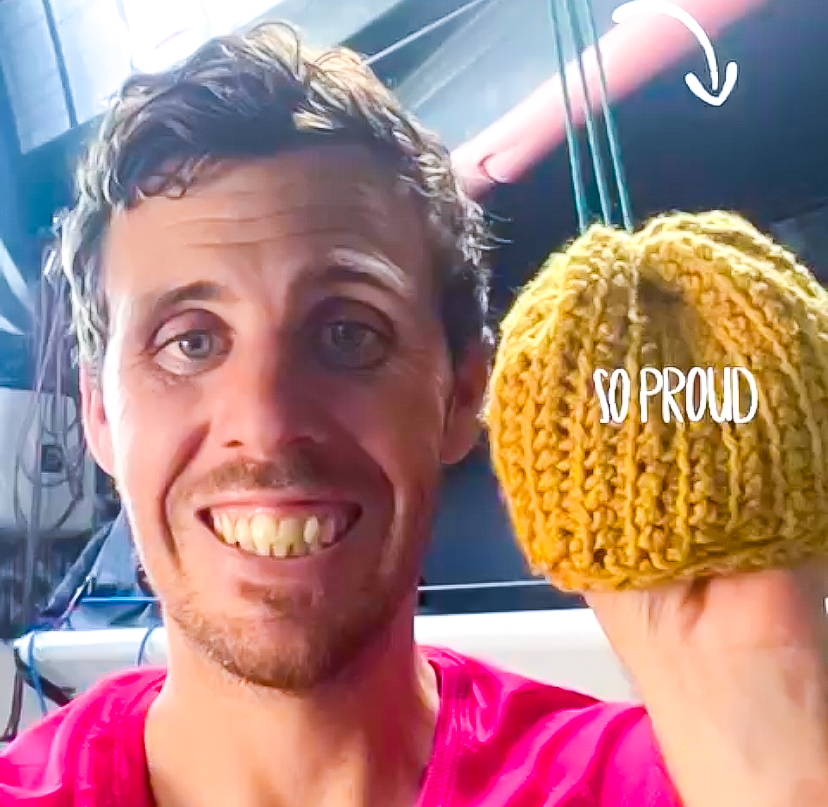 Naissance du premier enfant (Mathilda!) de <a href="/tanguyleturquai/">Tanguy le Turquais - Skipper LAZARE</a> pendant sa <a href="/RouteDuRhum/">Route du Rhum - Destination Guadeloupe</a> . Il lui a tricoté un bonnet au crochet pendant sa course tout en finissant 2ème bateau à dérive malgré la casse d'un safran le dernier jour 😲 What a race !!