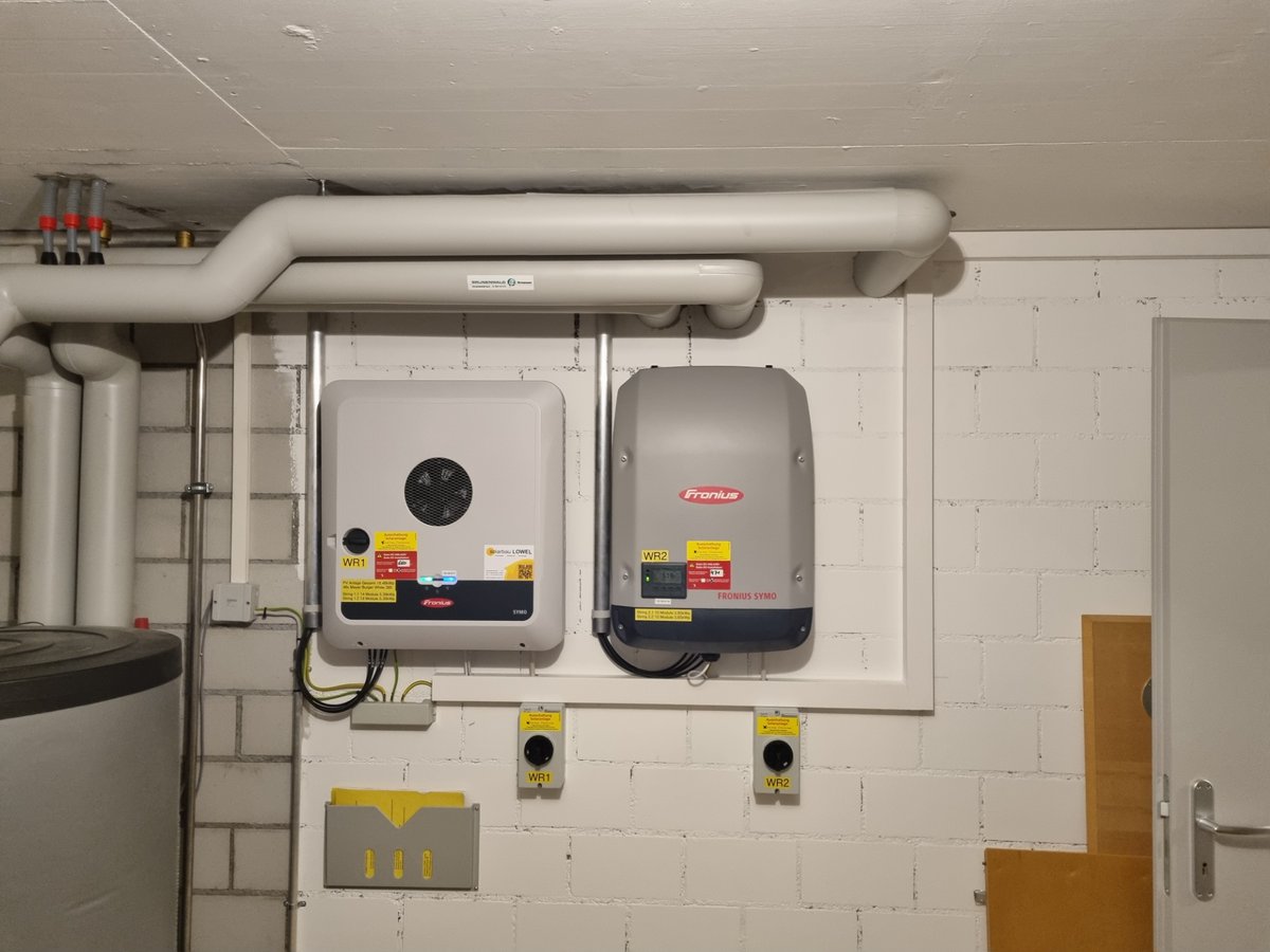 Und wieder eine neue Anlage am Netz. Made in Europe, was denn sonst... 18,48kWp - 48 x Meyer Burger 385Wp White  @meyerburger @froniussolar Fronius Gen24+ Nr 126 in Betrieb.