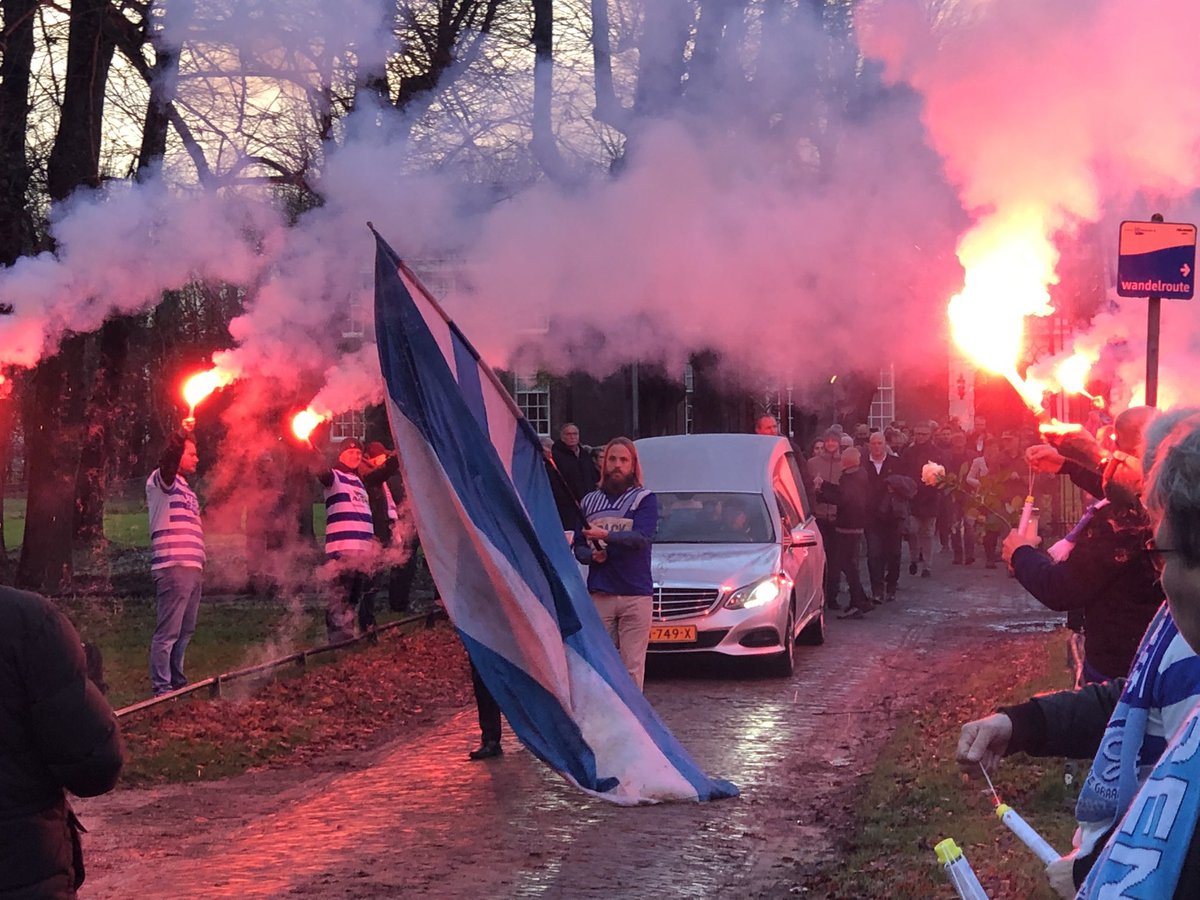 Staantribune's tweet photo. Vandaag precies een jaar geleden over oud-trainer Simon Kistemaker.
In februari 2019 namen we met De Kist, die toen al verzwakt was, een podcast op: ‘De PodKist’
Spotify: https://t.co/wkz7foyKl3
Apple: https://t.co/YWrnjoPwxi
Bedankt voor alles, Kist!
#simonkistemaker #dekist https://t.co/53Q9o0bJOM