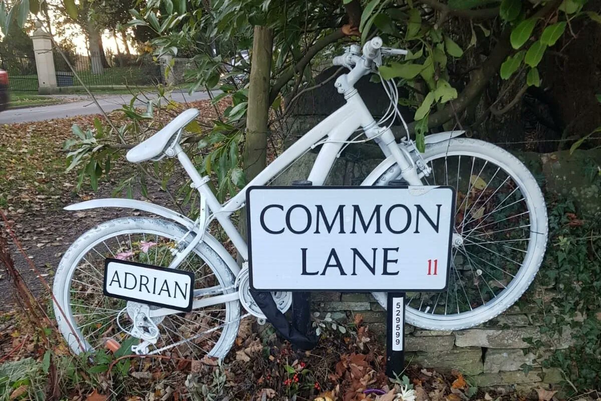 SCityInsider's tweet photo. Members of the #LaneCampaign have partnered with @CycleSheffield to campaign for better road conditions for cyclists along Ringinglow Road, where a #Sheffield cyclist died two months ago after colliding with a driver who ‘did not see him’. 

https://t.co/hBkAiQF7vh https://t.co/PmGvYLPZHo