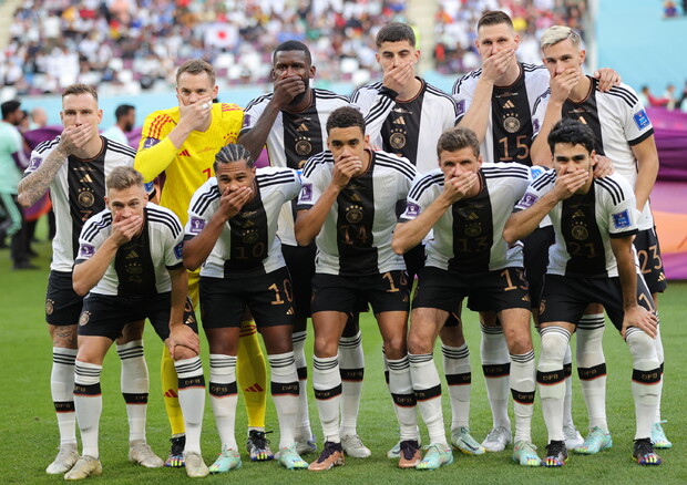 I giocatori della nazionale tedesca si autocensurano in polemica con la <a href="/FIFAcom/">FIFA</a>
<a href="/DFB_Team/">DFB-Team</a> su <a href="/giornaleladige/">l'Adige</a>
tinyurl.com/3hya58ht