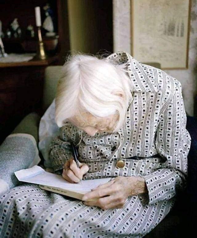 ✉️👵🏻 Lettre d'une femme âgée enfermée dans une maison de retraite : "Cette lettre représente l'équilibre de ma vie. J'ai 82 ans, 4 enfants, 11 petits-enfants, 2 arrière-petits-enfants et une chambre de 10m2. Je n'ai plus de maison ni d'objets qui me sont chers, mais ⬇️