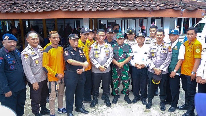 kapoldaDIY's tweet photo. Hari ini Saya bersama Pejabat Utama @PoldaJogja meninjau langsung situasi paska musibah tanah longsor dan menjenguk warga yang terdampak di Kecamatan Semin, Gunungkidul

#PolriPresisi
#TransformasiPolriPresisi https://t.co/zodnsmZp1d