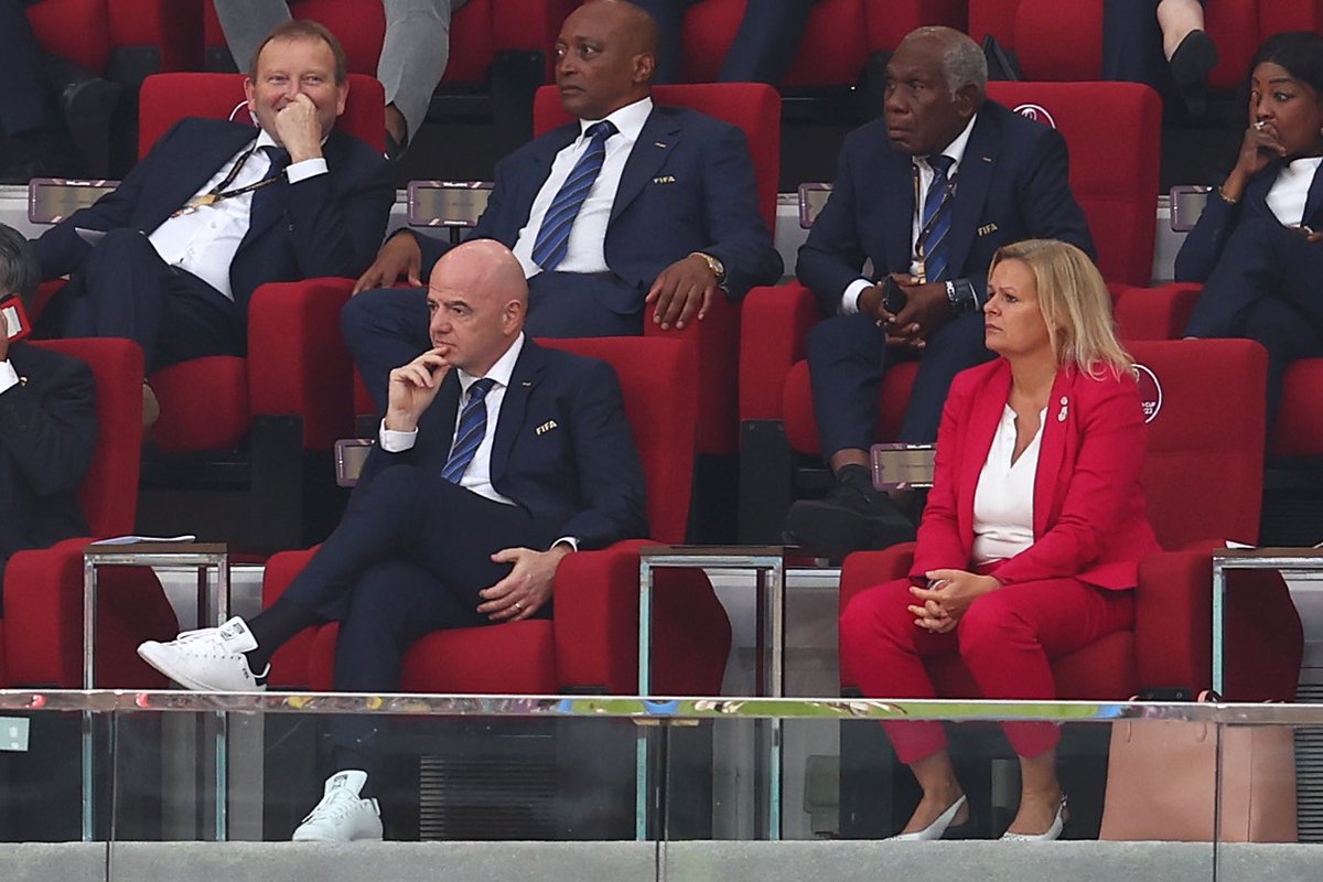 JacobsBen's tweet photo. German politician Nancy Faeser sat next to FIFA president Gianni Infantino wearing a OneLove armband. 🌈 

She concealed it under a red jacket and then took it off.👏 https://t.co/1XOFa9Lpd0