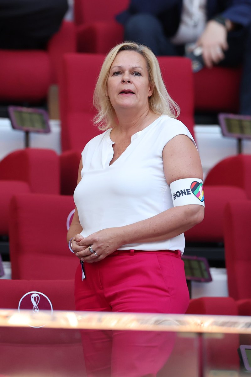 JacobsBen's tweet photo. German politician Nancy Faeser sat next to FIFA president Gianni Infantino wearing a OneLove armband. 🌈 

She concealed it under a red jacket and then took it off.👏 https://t.co/1XOFa9Lpd0