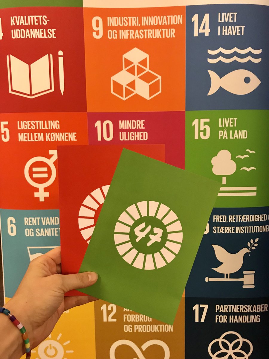 LineATrolle's tweet photo. I dag fejrer vi FN’s 17 Verdensmål og sætter dem på skoleskemaet i Danmark. Delmål nr. 4,7 handler om bæredygtig udvikling og verdensborgerskab. Derfor holder vi Verdenstimen i uge 47. #sdg4.7 #Verdenstimen https://t.co/7dGiz3IgUQ