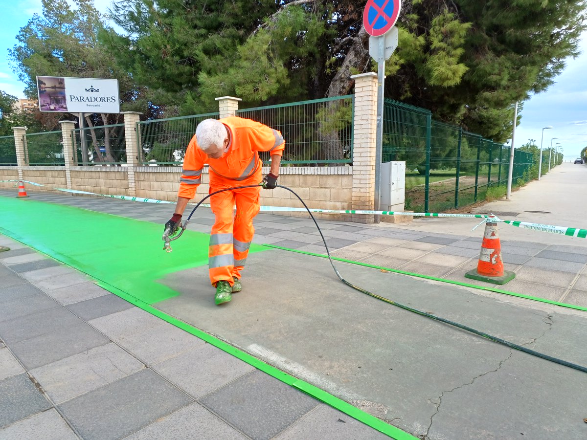 Ajunt_Benicarlo's tweet photo. 🚴 Esta setmana hem començat els treballs de millora del #carrilbici de l'avinguda del Papa Luna, el projecte més votat dels #Pressupostos #Participatius 2022.

👷‍♂️ L'actuació s'allargarà encara fins a finals de setmana. 🧐 Circuleu amb precaució https://t.co/UqauoRC2jM