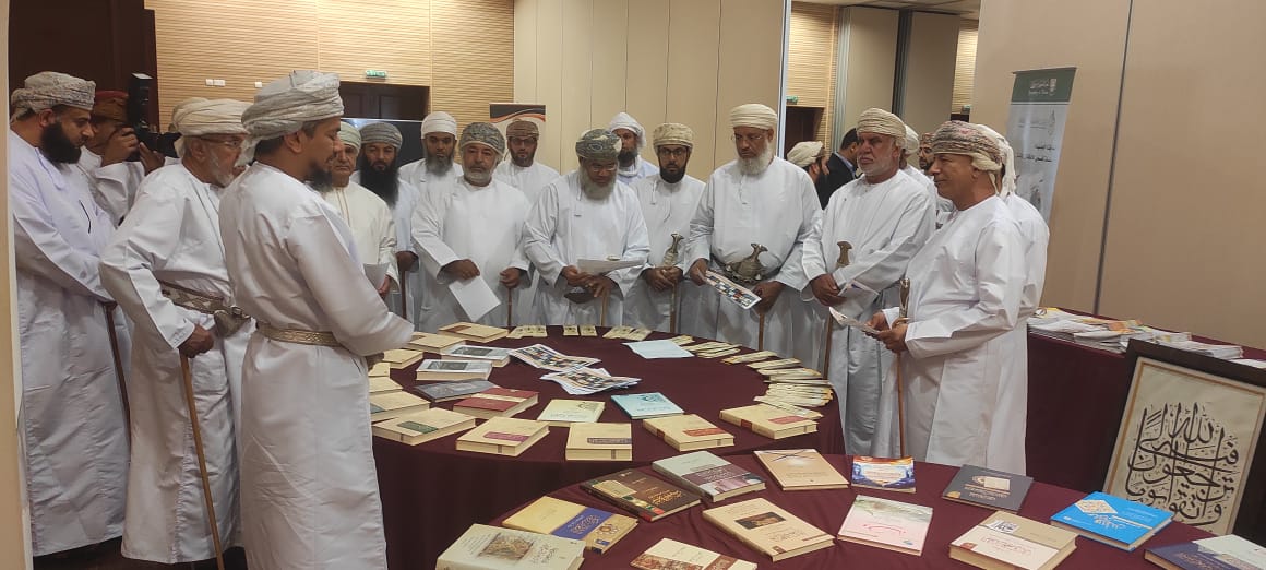 شارك الاستاذ وائل بن علي بن عبدالله العوفي في   الندوة التي اقامها مكتب الأوقاف والشؤون الدينية ببهلا بعنوان 
العمانيون رسل سلام ٢
برعاية سعادة الشيخ علي بن منصور البوسعيدي والي بهلا وشيوخ وأعيان الولاية ومديري الدوائر الحكومية بالولاية