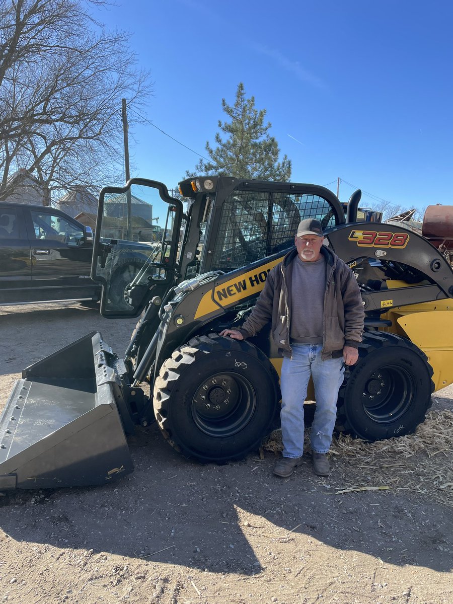 lukesamuelson2's tweet photo. The ol #1 Customer (my dad) was happy to receive his Beck’s Commitment Reward item this week. His Beck’s plot averaged 280 Bu last year, and now he gets a skid steer for planting it. Win-win. @BecksHybrids #CommitmentRewards https://t.co/PycOyMVWIV
