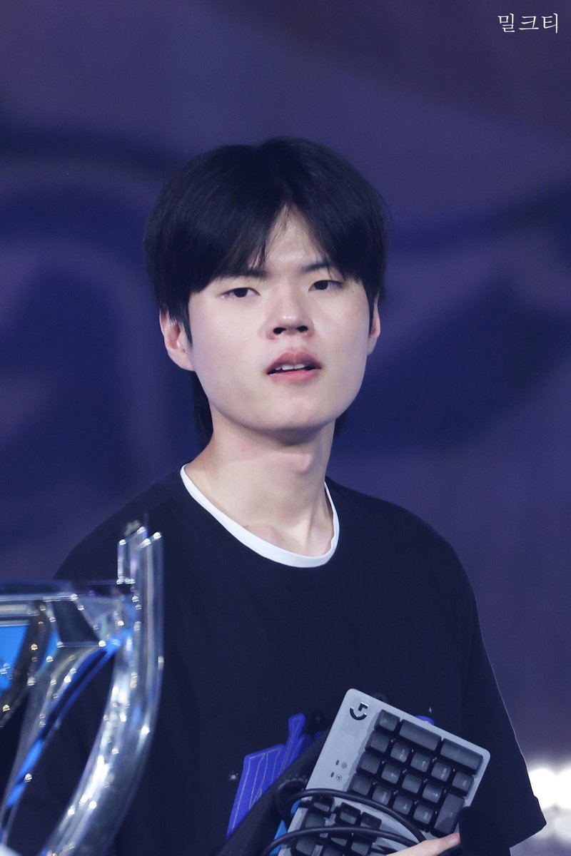 RohyungA's tweet photo. 영원히 행복하세요
#deft 
#데프트 https://t.co/IJpLY7zqyo