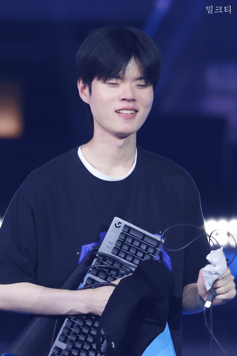 RohyungA's tweet photo. 영원히 행복하세요
#deft 
#데프트 https://t.co/IJpLY7zqyo