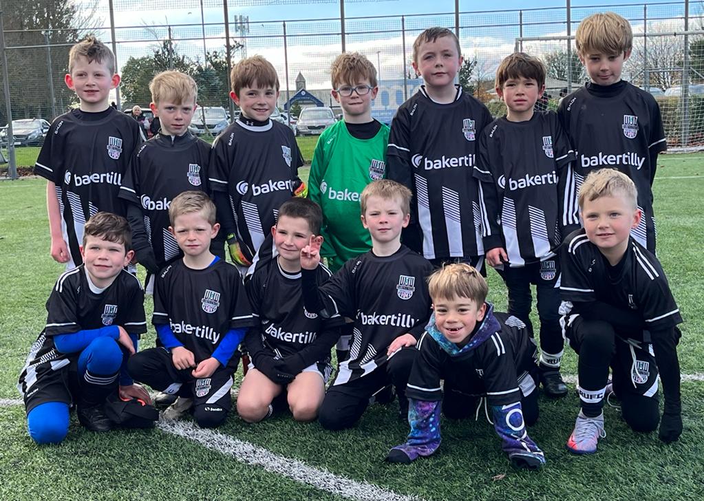 rahenyunited's tweet photo. 😎 | 𝙇𝙤𝙤𝙠𝙞𝙣𝙜 𝙎𝙝𝙖𝙧𝙥!

Our U8s looked the part in their new home jersey kindly sponsored by @bakertillyire! 🙌

We are so grateful to the businesses helping to make playing football possible for so many. 🖤

Thanks, Baker Tilly! 🤍

⚫ #RUFC | ⚪ #CmonTheParish https://t.co/JhPVZjyejs