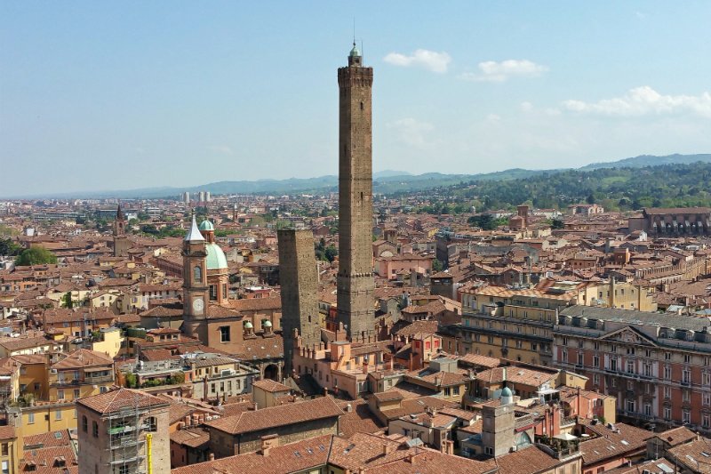 eltarrodeheno's tweet photo. Este pudo ser el aspecto de la ciudad de Bolonia (Italia) entre los s.XII-XIII. Las grandes familias levantaron estas construcciones como símbolo de poder y con fines defensivos en un contexto político y social convulso. Se calcula que llegaron a erigirse entre 80 y 100 torres. https://t.co/RD9VsST75t
