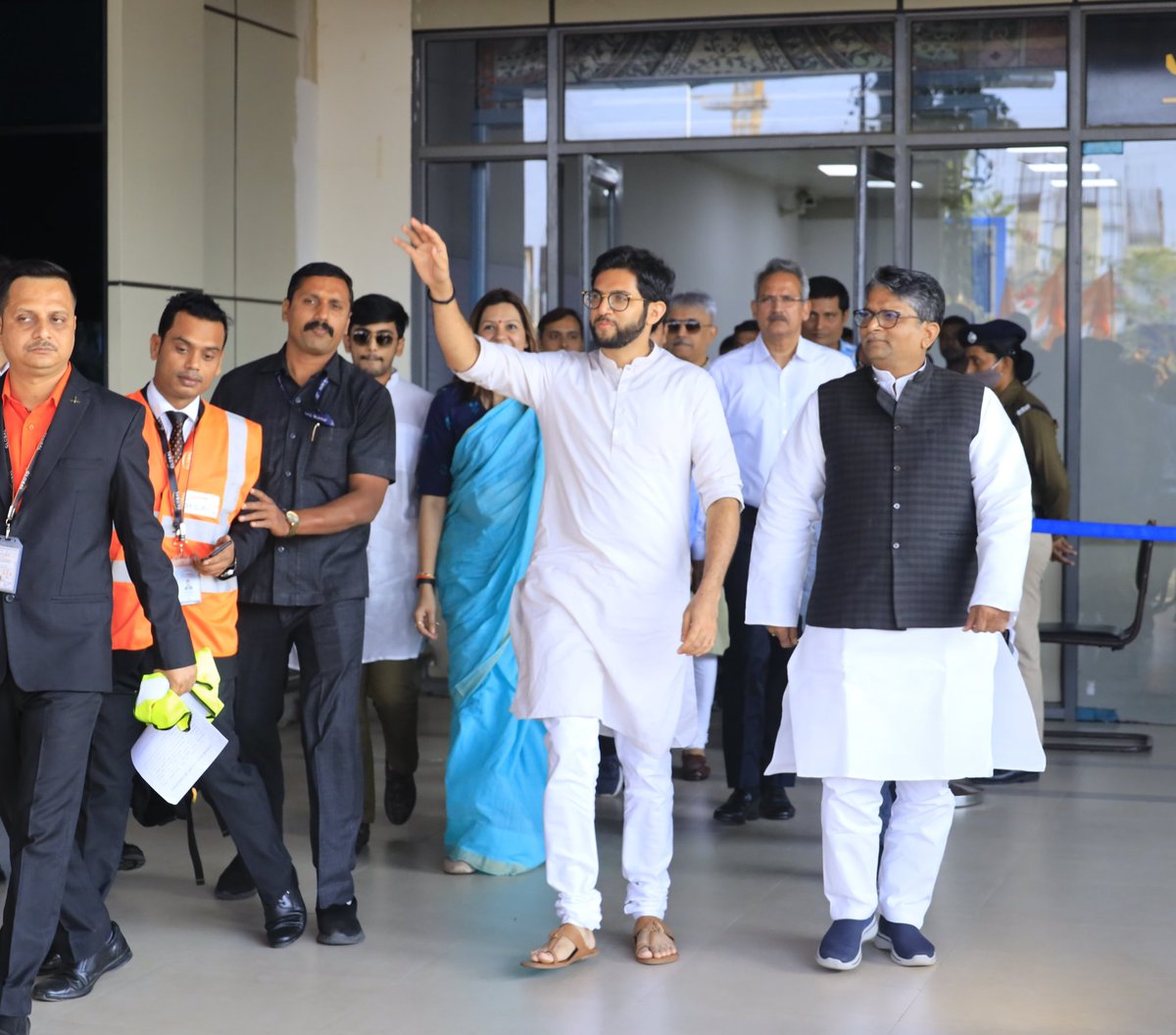imvivekgupta's tweet photo. @AUThackeray meets @yadavtejashwi, #Bihar CM #NiteeshKumar  alongwith @priyankac19, Anil Desai and @Iamrahulkanal in #Patna. https://t.co/Ya64m1Rta9