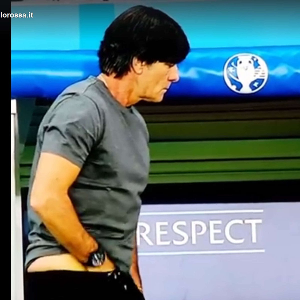 PL__OOC's tweet photo. Much respect to the German national team for paying tribute to their former coach before the match against Japan. #GERJPN https://t.co/H2p7vH5idN