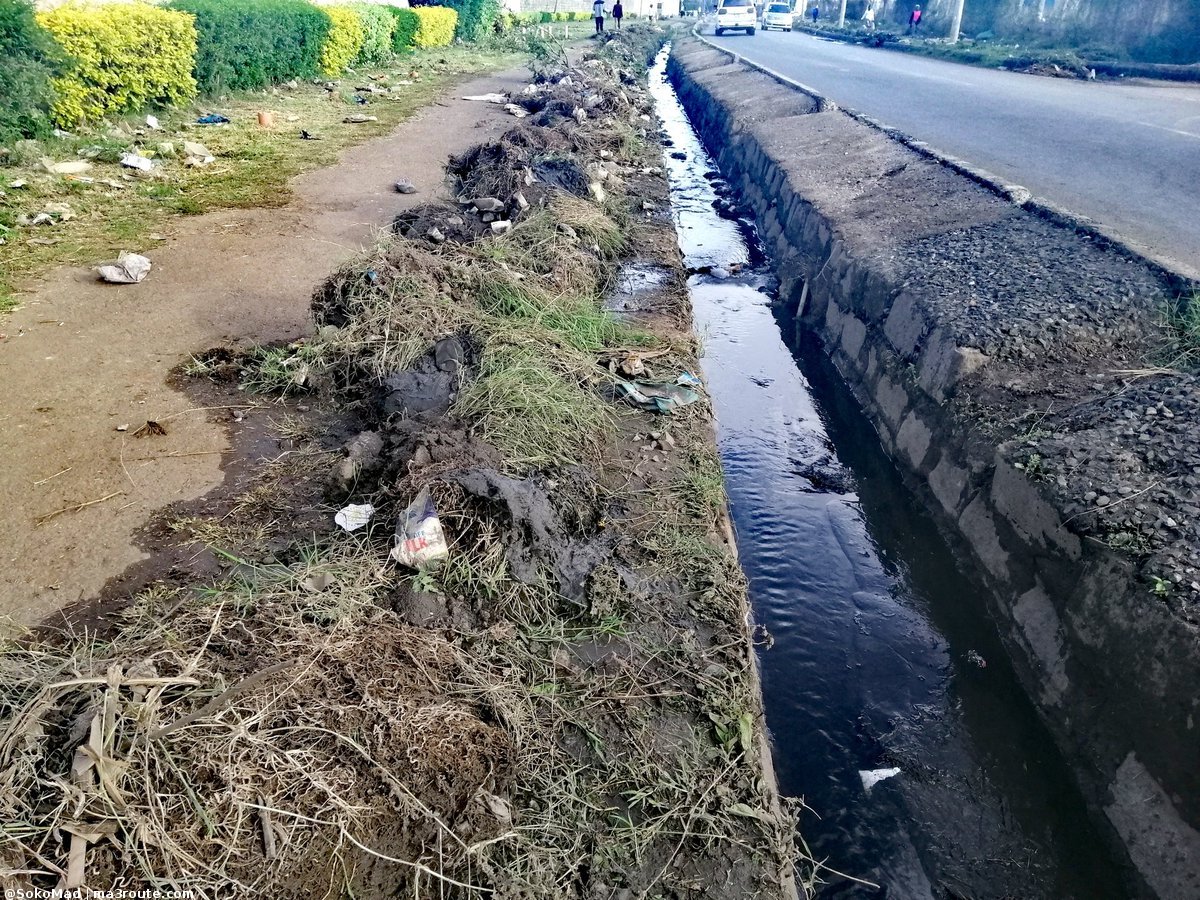 a3Route's tweet photo. 17:30 @SakajaJohnson as PLO once said "musitu ni ule ule", the team for removing the debris is fully at work but the one for carting away seems to consist solely of ghost workers.  https://t.co/oKx82eEjWZ via @SokoMad