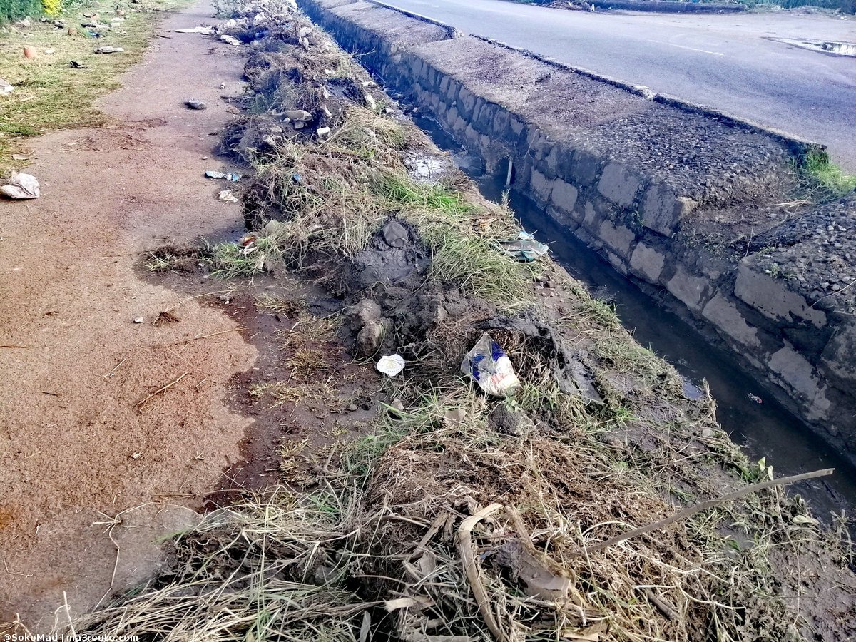 17:30 <a href="/SakajaJohnson/">Sakaja Arthur Johnson</a> as PLO once said "musitu ni ule ule", the team for removing the debris is fully at work but the one for carting away seems to consist solely of ghost workers.   via <a href="/SokoMad/">The Village Madman - urban edition</a>