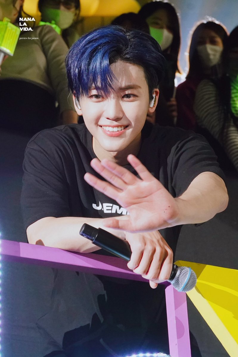 najaeminedit's tweet photo. dark blue hair jaemin, i'm in love! https://t.co/x44qUzImNt