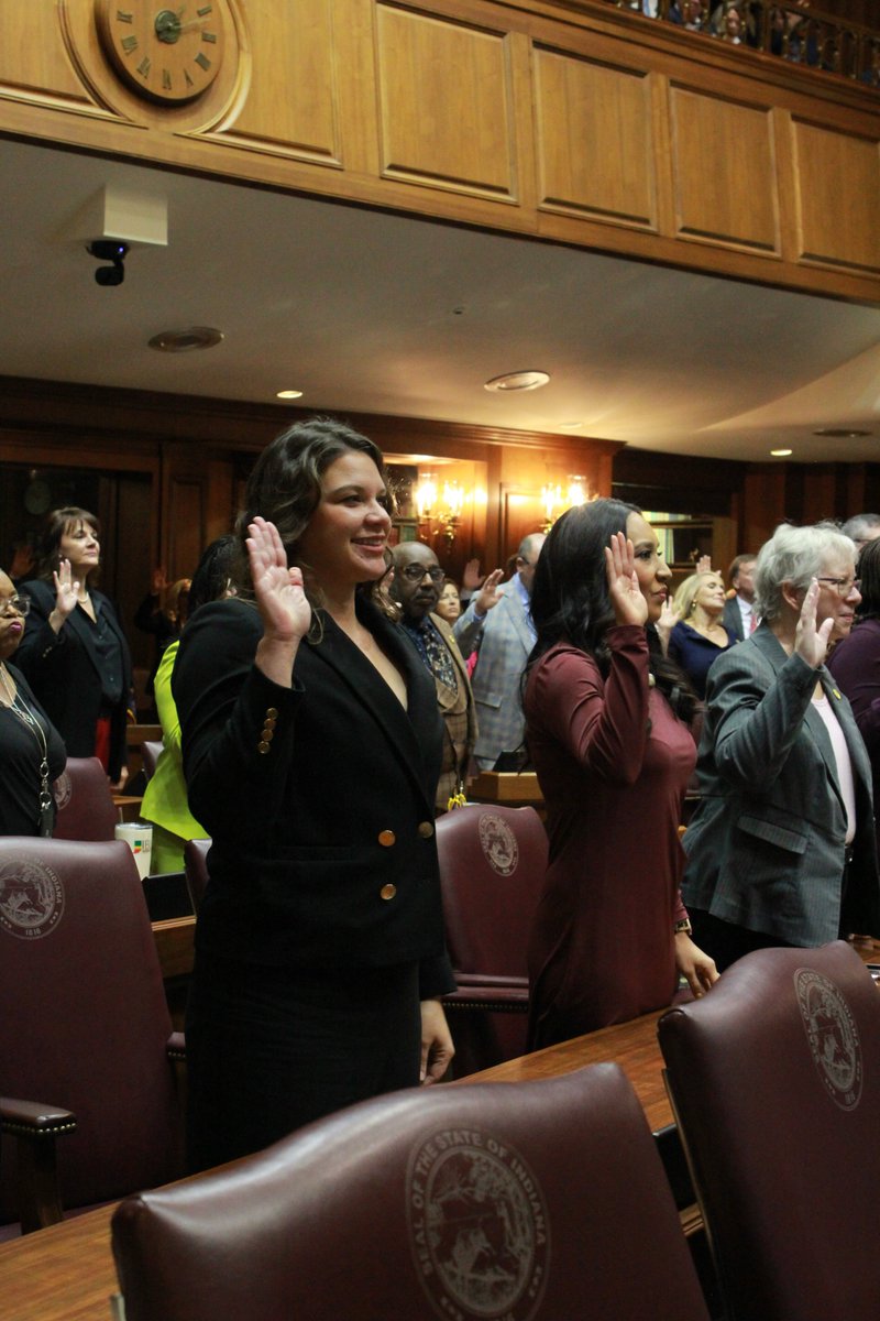inhsedems's tweet photo. Sworn in ✅
Ready to spend the next two years fighting for Hoosiers ✅
#OrganizationDay #INLegis https://t.co/KUKi5p2dcx
