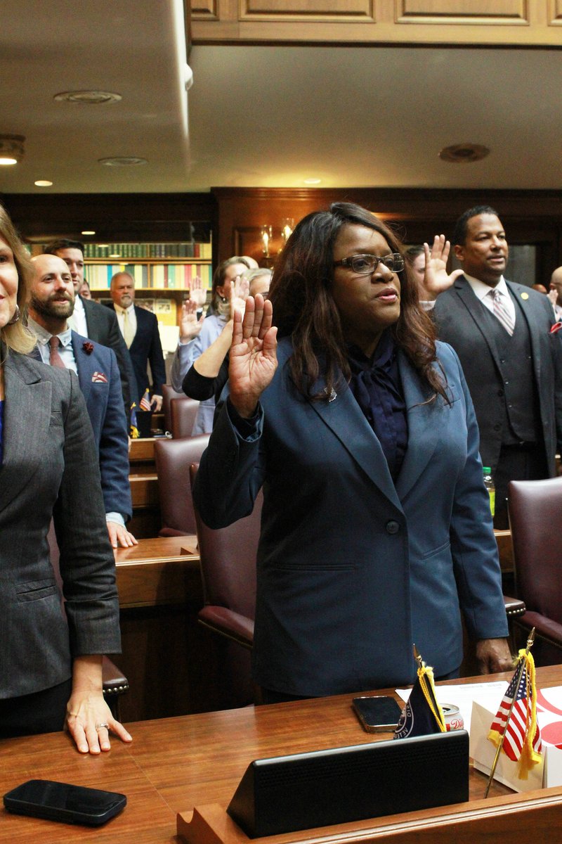 inhsedems's tweet photo. Sworn in ✅
Ready to spend the next two years fighting for Hoosiers ✅
#OrganizationDay #INLegis https://t.co/KUKi5p2dcx