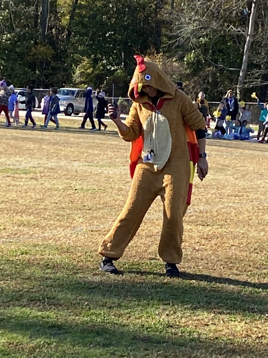 BrewersKClass's tweet photo. Pregame festivities. Warming up, a parade and our honorary turkeys! Ts vs Ss. Game on! @TESSeagulls @mmthomps @mbd_lead2learn https://t.co/DBQnDzPtpC