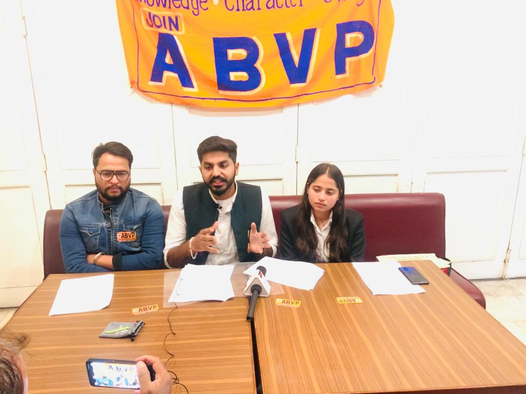 AbvpChandigarh's tweet image. पंजाब विश्वविद्यालय के UILS डिपार्टमेंट में एडमिशन में हुए फ़र्ज़ीवाडे की पोल खोलते हुए आज विद्यार्थी परिषद द्वारा प्रेस वार्ता का आयोजन किया गया। 

प्रेस वार्ता में एडमिशन में हुई धोखाधड़ी के सभी तथ्य मीडिया के समक्ष रखे गए l

#panjabuniversity 
#uils 
#admissionscam