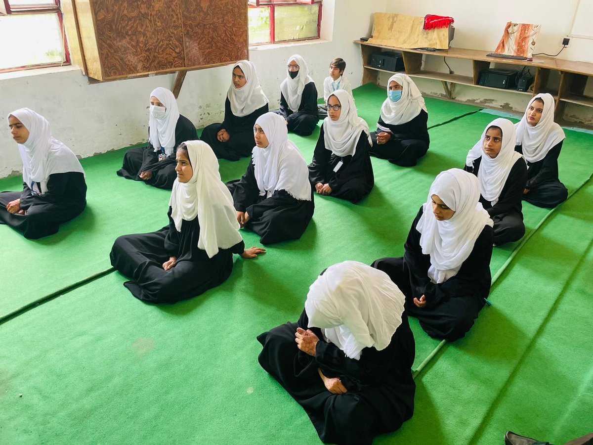 Rifa_e_Aam's tweet photo. #Indianarmy organised a informative lecture on job opportunities for girls for the school students. It's the good interactive session to educate girls about present situation outside schools &amp; colleges for jobs. It also help in making girls  self reliant.
#Kashmir   
@RadioChinar https://t.co/JFhJpJO0Pg