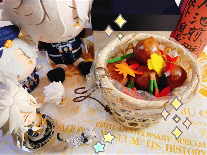 友達から御池煎餅とお菓子届いてて背負籠のやつは本丸の子に背負わせてねと言われて検討を重ねたが我慢できなくて撮影前に栗の形のお菓子何個か食べました、この時間に。んまい可愛い甘やかされてしまった 