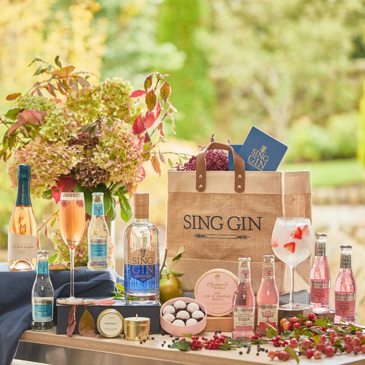 Pink, pink, to make gin lovers wink... with Christmas fast approaching, we have the perfect pink fix for all of your loved ones. Shop our limited range of hampers today, link below! 🎄✨

singgin.com/product-catego…

#christmasgifts #gingifts #pinkgingifts