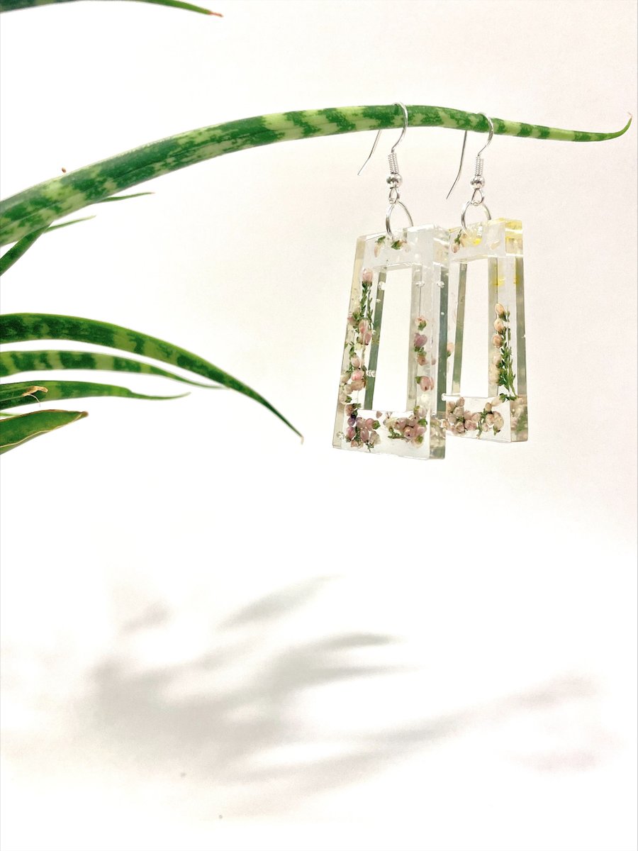 This year's #youngenterprise team are #resinate who craft beautiful jewellery from eco-friendly resin, inspired by the beauty of #Devon. The team's first sale will be at the #exeterseniorschool production of #littleshopofhorrors this week. Good luck! <a href="/YEDevonUK/">Young Enterprise Devon</a>