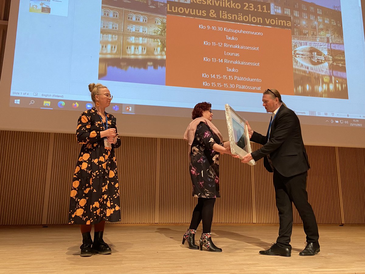 Pitkään yhdistyksen pj:na toiminut @JuhaMetelinen sai kiitokseksi taulun. 
Kiitos Juha luotsaamistasi vuosista Suomen perhe- ja pariterapiayhdistyksen puheenjohtajana! 
#Perheterapia2022