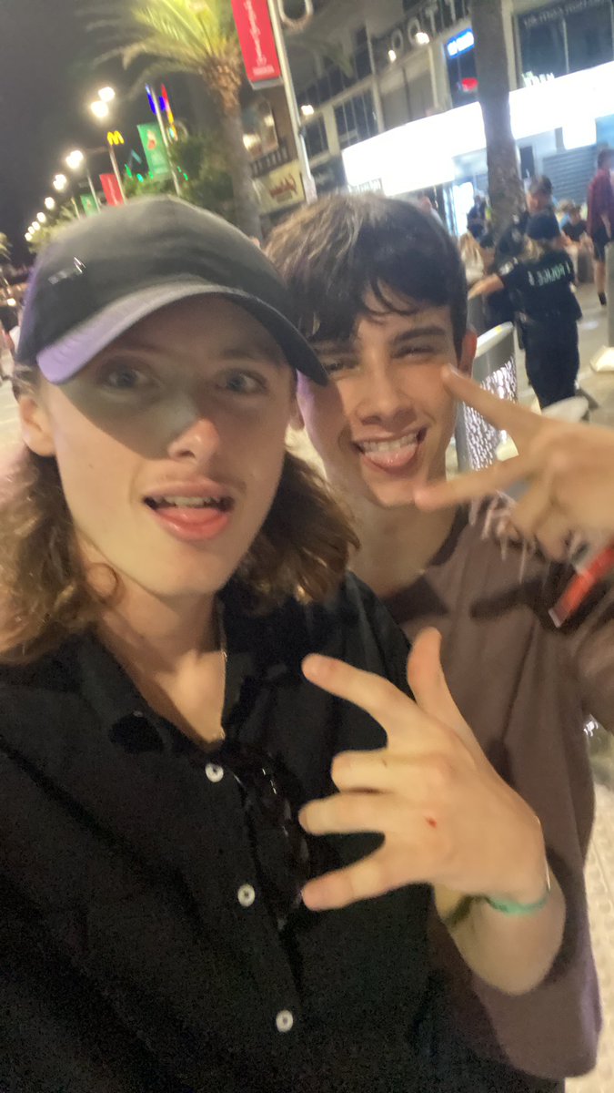 FrstyFN's tweet image. Schoolies with the boy @Eshzfn