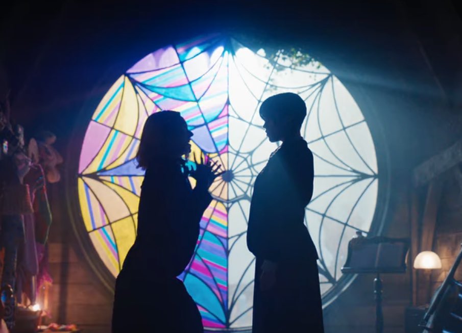 moona_pi's tweet photo. Another shot that I absolutely love 🥺 the half-half giant window was such a brilliant idea whoever thought of it needs a raise #wednesdaynetflix #wenclair https://t.co/yp9zivBQtc