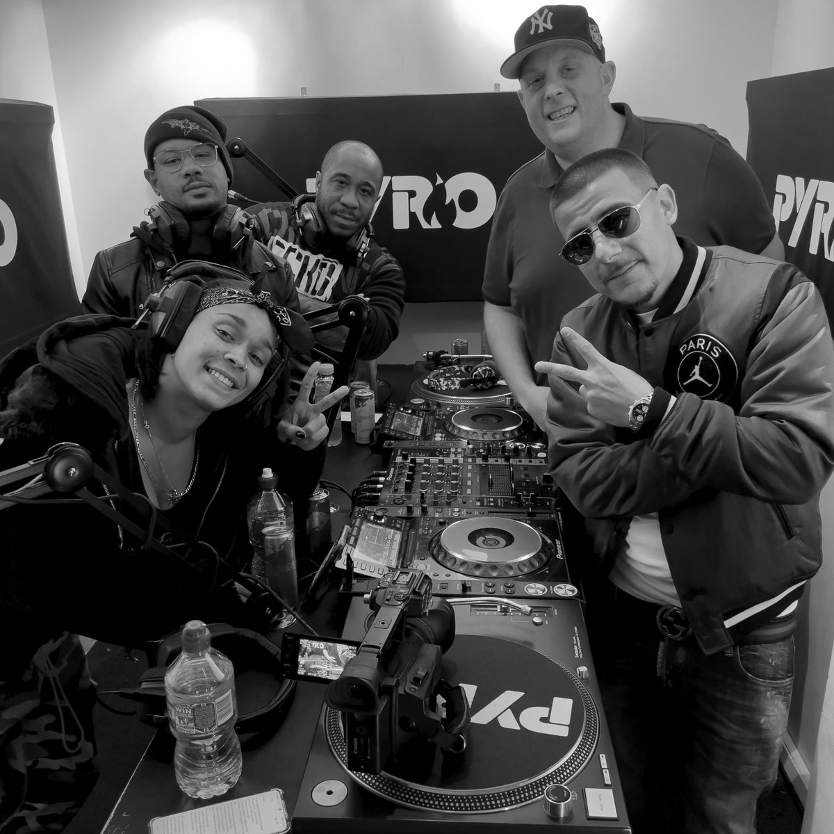 🔊 Listen back to @StarzNDeeza with @MCShortston, @KashaRaeMusic &amp; @Evenstash on the #PyroRadio @Mixcloud channel 📻 #DrumAndBass #DrumNBass #DNB #Mixcloud #KeepItPyro

🔗 mixcloud.com/PyroRadio/star…