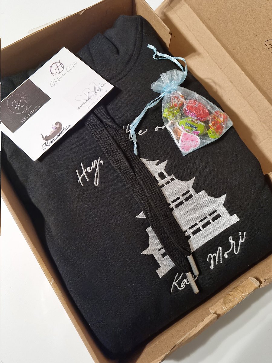 naczteryksiazki's tweet photo. BLUZA KAIA JEST TAKA MIĘKKA!!! BOŻE JA JEJ JUŻ NIE ZDEJMUJĘ #DevilsNightMerch https://t.co/iiqai2esVb