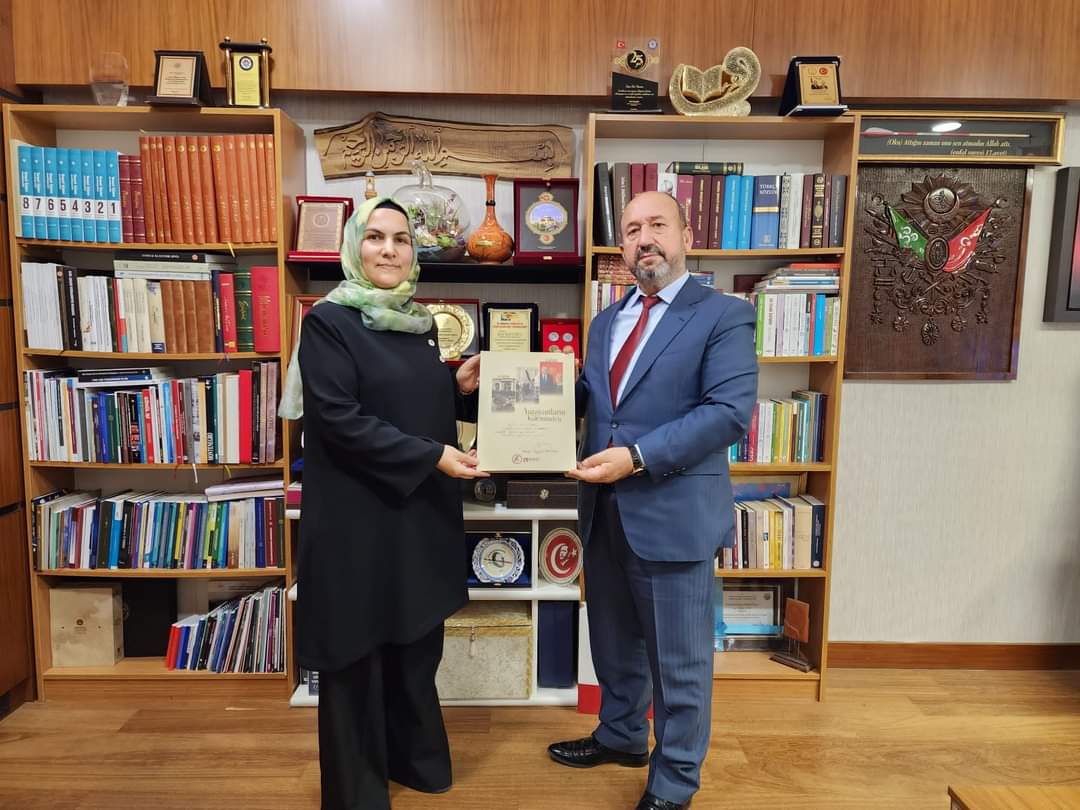 ErolKAVUNCU's tweet photo. Ardından Sn. Cumhurbaşkanımıza hediye takdiminde bulunarak, fotoğraf çekindiler. Bu fotoğraf zindan karanlığından, aydınlık Türkiye yolculuğunun vesikası olarak kayıtlara geçti. https://t.co/patjo2ML1G